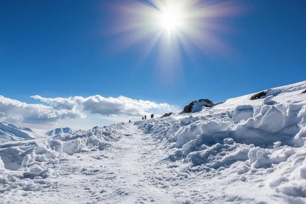 Gulmarg, Hindistan 'da yer alan bir şehirdir, bir tepe istasyonu, popüler bir turist ve kayak merkezidir.