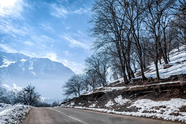 Kashmiri Människor Går Snötäckt Väg Vintersäsongen Nära Srinagar — Stockfoto