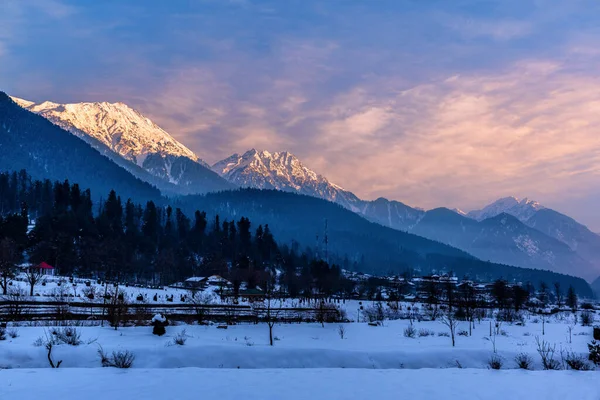 Kış mevsiminde Pahalgam 'ın güzel manzarası. Etrafı donmuş Himalayalar, buzullar, yeşil köknar ve çam ağaçları ve orman manzaralarıyla çevrili.