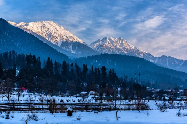 Kış mevsiminde Pahalgam 'ın güzel manzarası. Etrafı donmuş Himalayalar, buzullar, yeşil köknar ve çam ağaçları ve orman manzaralarıyla çevrili.