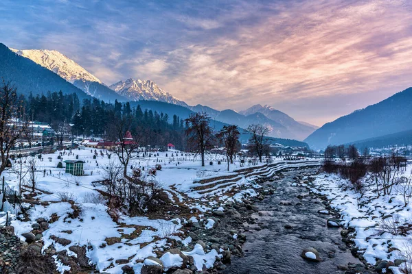 Vacker Utsikt Över Pahalgam Vintersäsongen Omgiven Snö Fryst Himalaya Glaciär — Stockfoto