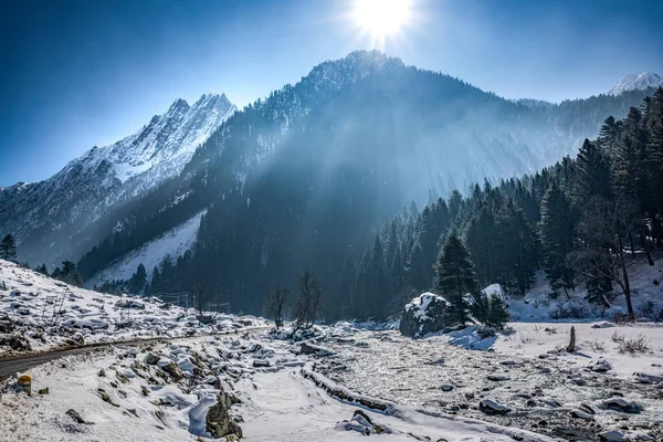 겨울에는 의아름다운 히말라야 산맥을 소나무와 강으로 뒤덮었던 로열티 프리 스톡 이미지