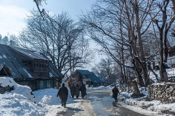カシミールの村の冬の季節の間の道路の景色と景観 ストックフォト