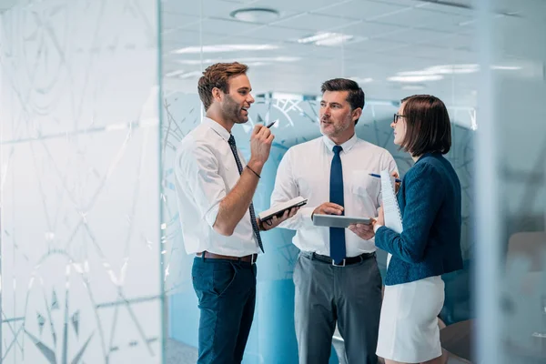 Groep Succesvolle Zakenmensen Praten Samen Papierwerk Terwijl Een Kantoor Staan — Stockfoto