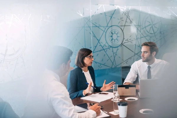 Groep Succesvolle Zakenmensen Praten Samen Rond Een Tafel Een Kantoordirectiekamer — Stockfoto