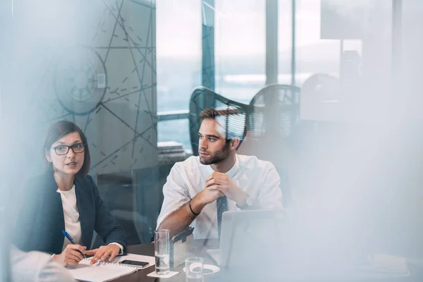 Groep Succesvolle Zakenmensen Praten Samen Rond Een Tafel Een Kantoordirectiekamer — Stockfoto