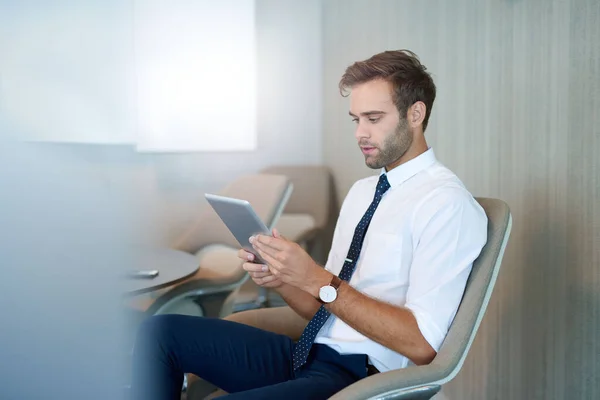 Jovem Empresário Moderno Sentado Espaço Escritório Contemporâneo Lendo Informações Tablet — Fotografia de Stock