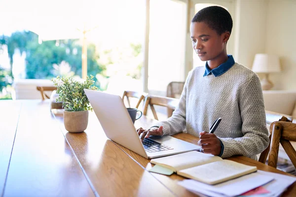Νεαρή Αφροαμερικανίδα Επιχειρηματίας Χρησιμοποιώντας Ένα Φορητό Υπολογιστή Και Γράφοντας Σημειώσεις — Φωτογραφία Αρχείου