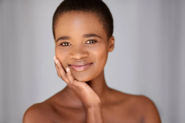 Portrait Une Jeune Afro Américaine Souriante Touchant Peau Joue Tout — Photo