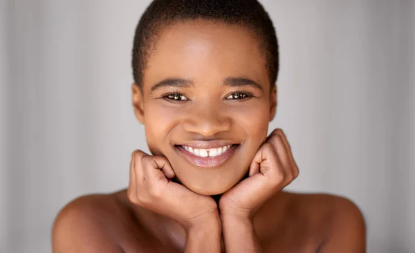 Portrait Rapproché Une Jeune Afro Américaine Souriante Les Mains Sur — Photo
