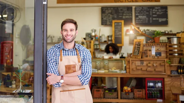 Egy Fiatal Barista Portréja Aki Mosolyog Keresztbe Tett Karokkal Áll — Stock Fotó