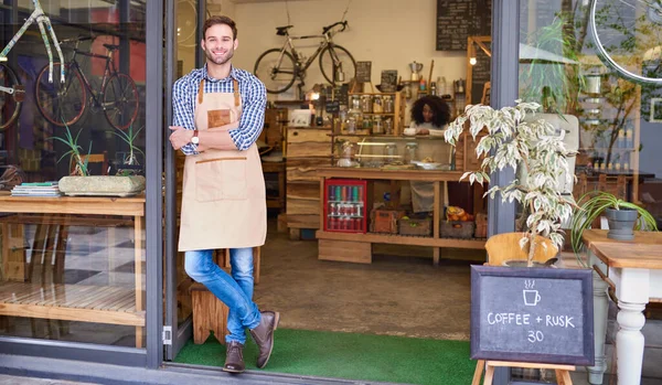 Porträtt Leende Ung Barista Lutande Med Armarna Korsade Mot Dörröppningen — Stockfoto