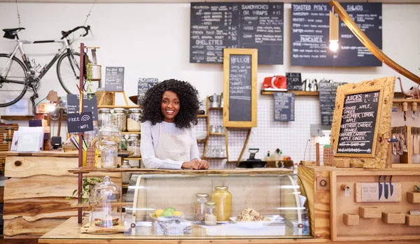 Porträtt Leende Ung Afroamerikansk Kvinnlig Barista Som Står Bakom Disken — Stockfoto