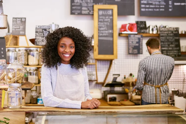 Porträtt Leende Ung Afroamerikansk Barista Som Står Bakom Disken Ett — Stockfoto