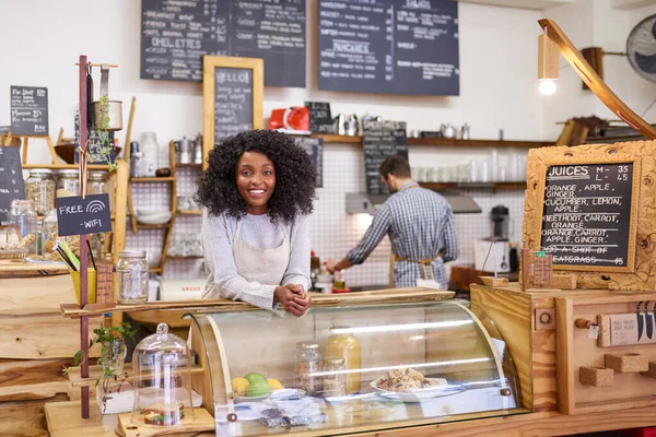 Porträtt Ung Afroamerikansk Kvinnlig Barista Leende När Står Bakom Disken — Stockfoto