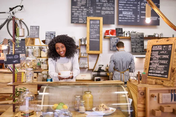 Porträtt Leende Ung Afroamerikansk Barista Som Serverar Färsk Kopp Cappuccino — Stockfoto