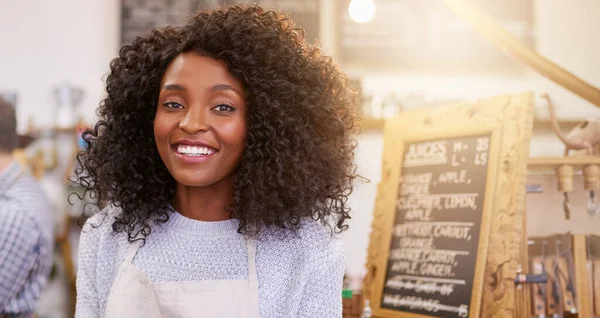 Portrait Une Jeune Barista Afro Américaine Souriante Debout Dans Café — Photo