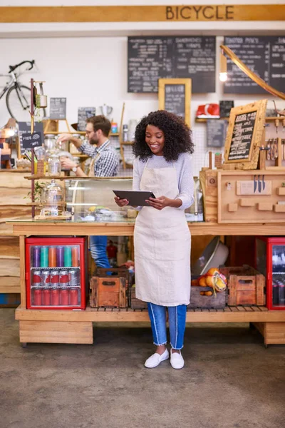 Tersenyum Pemuda Afrika Amerika Perempuan Barista Berdiri Depan Meja Kafe — Stok Foto