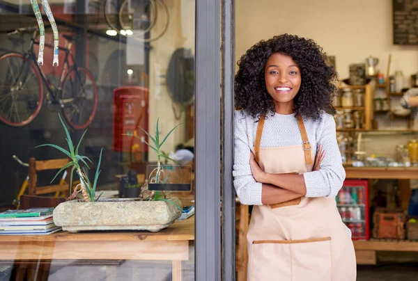 Porträtt Leende Ung Afroamerikansk Barista Stående Med Armarna Korsade Vid — Stockfoto