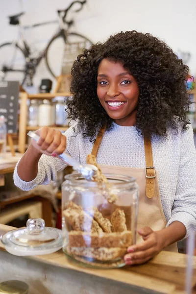 Porträtt Leende Ung Afroamerikansk Barista Plocka Ett Kex Från Glasburk — Stockfoto