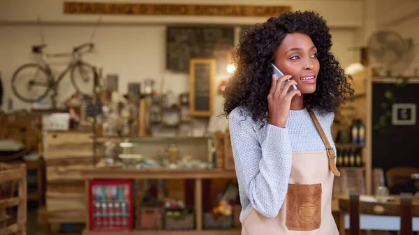 Femme Afro Américaine Souriante Barista Parlant Sur Son Téléphone Portable — Photo