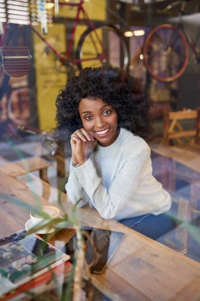 Portrait Une Jeune Afro Américaine Souriante Assise Près Une Fenêtre — Photo