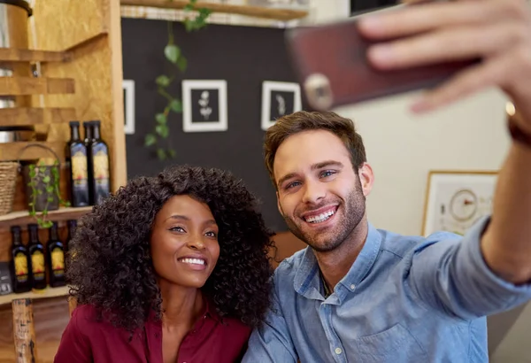 Diversa Pareja Joven Sonriendo Tomando Selfies Junto Con Teléfono Celular —  Fotos de Stock