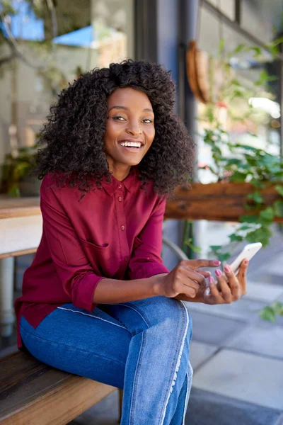 Portrait Une Jeune Afro Américaine Souriante Assise Sur Banc Devant — Photo