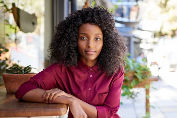 Portrait Une Jeune Afro Américaine Souriante Assise Une Table Trottoir — Photo