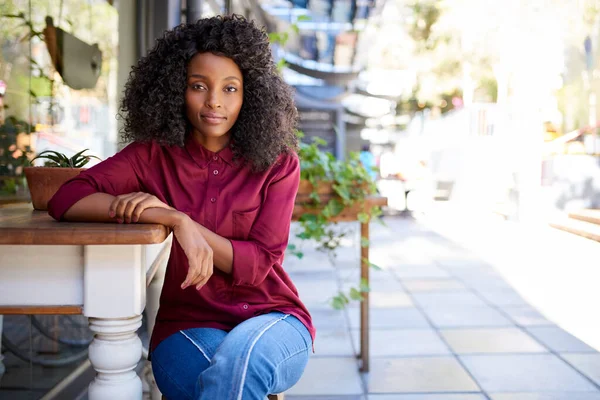 Egy Fiatal Afro Amerikai Portréja Aki Egy Járdaszegélynél Kávézója Előtt — Stock Fotó