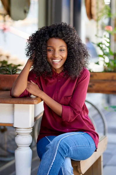 Retrato Una Joven Afroamericana Sonriendo Sentada Sola Una Mesa Acera —  Fotos de Stock