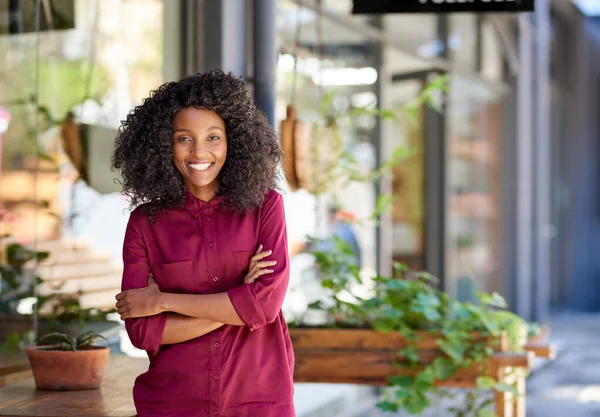Retrato Una Joven Afroamericana Sonriente Parada Frente Cafetería Con Los —  Fotos de Stock