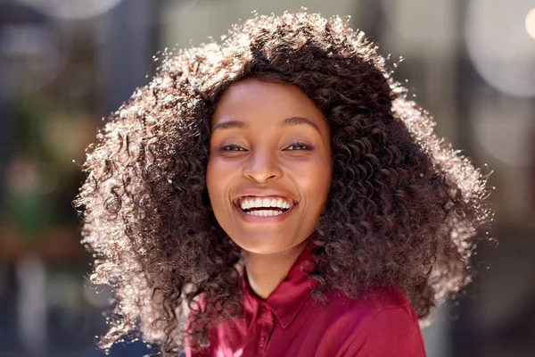 Portré Egy Fiatal Afro Amerikai Nőről Aki Nevet Miközben Város — Stock Fotó