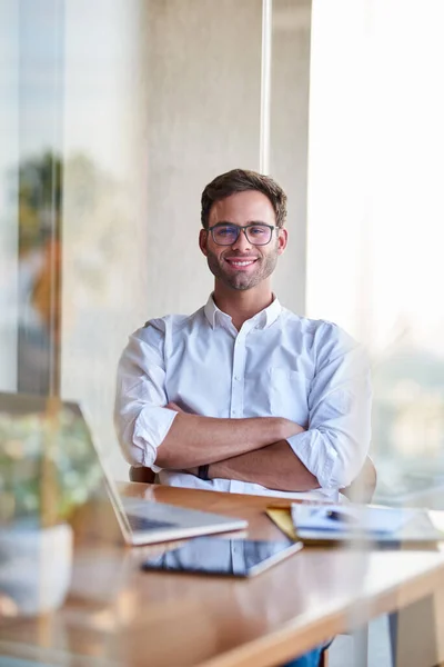 Πορτρέτο Ενός Χαμογελαστού Νεαρού Επιχειρηματία Που Κάθεται Σταυρωμένα Χέρια Ένα — Φωτογραφία Αρχείου