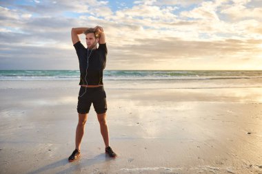 Zinde bir gencin sabahın erken saatlerinde sahilde koşmak için esnediği uzun bir çekim.