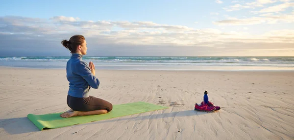 Full Length Shot Kneeling Young Woman Meditating Beach Early Morning — Stock Photo, Image