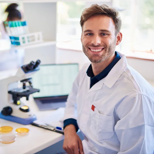 Portret Van Een Jonge Mannelijke Laboratoriumtechnicus Die Glimlacht Terwijl Hij Rechtenvrije Stockfoto's