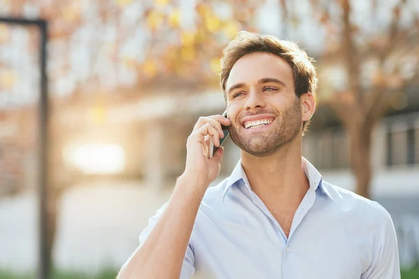 Lachende Jonge Zakenman Aan Het Praten Zijn Mobiele Telefoon Terwijl Rechtenvrije Stockfoto's