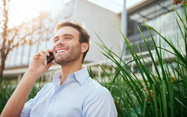 Jonge Zakenman Lacht Praat Een Mobiele Telefoon Terwijl Hij Buiten Rechtenvrije Stockafbeeldingen