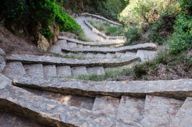 Azalan taş basamaklar