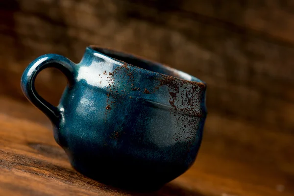 Coffee in grunge blue clay cup — Stock Photo, Image