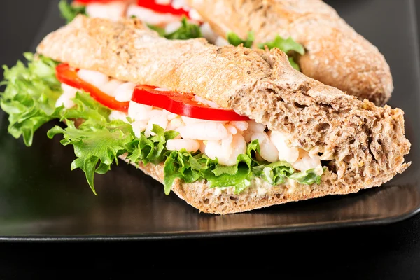 Garnaal sandwich op zwarte plaat — Stockfoto