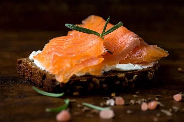 Roomkaas gerookte zalm en brood — Stockfoto