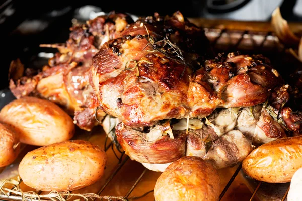 Agneau maison aux pommes de terre — Photo