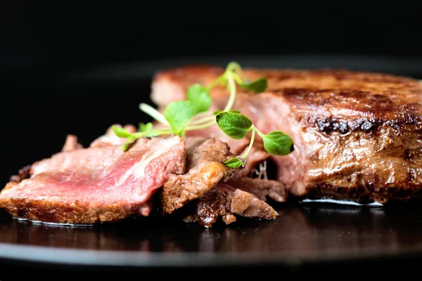 Hovězí steak s zelení — Stock fotografie