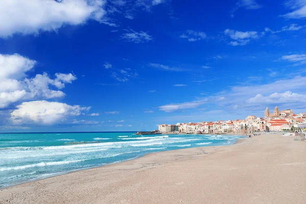 Praia em Cefalu, Itália — Fotografia de Stock