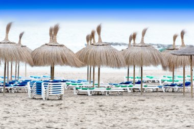 Plajda güneşlenirken banklar