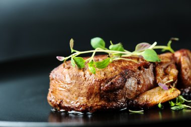 Yeşillikleri ile sığır eti biftek