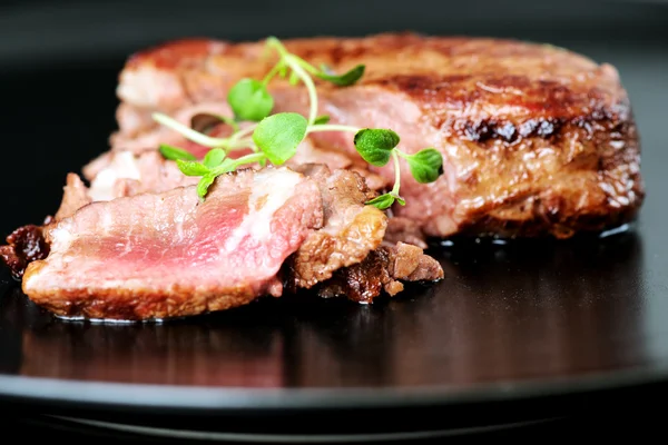 Steak de boeuf aux légumes verts — Photo