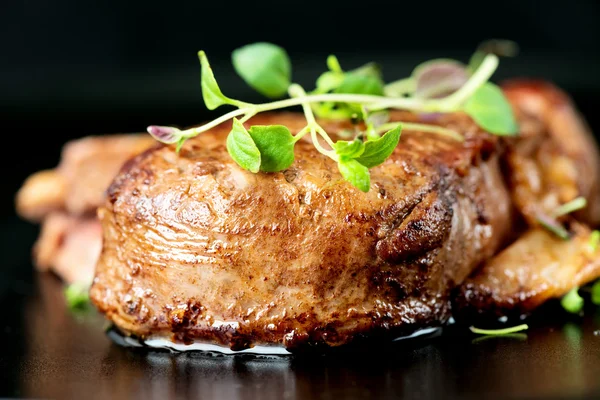 Steak de boeuf aux légumes verts — Photo